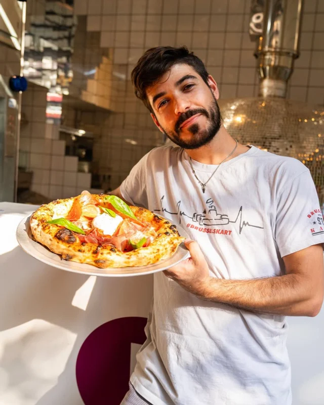 Antonio Larossa, le pizzaiuolo, pizza en main