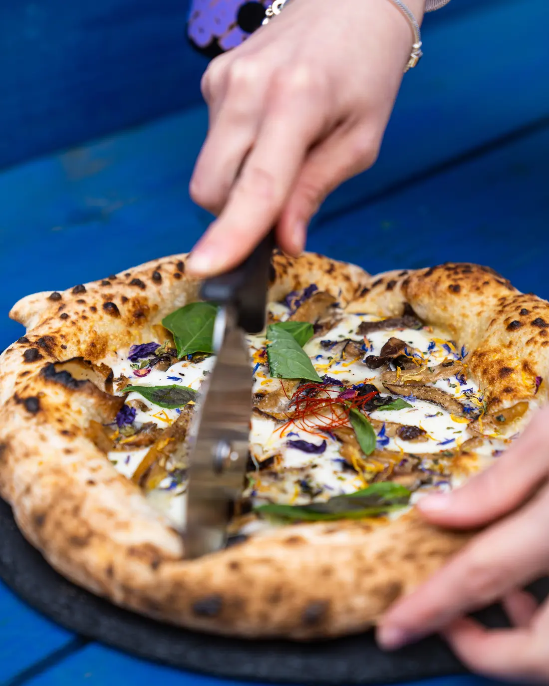 Une pizza de Marianna, tout juste découpée