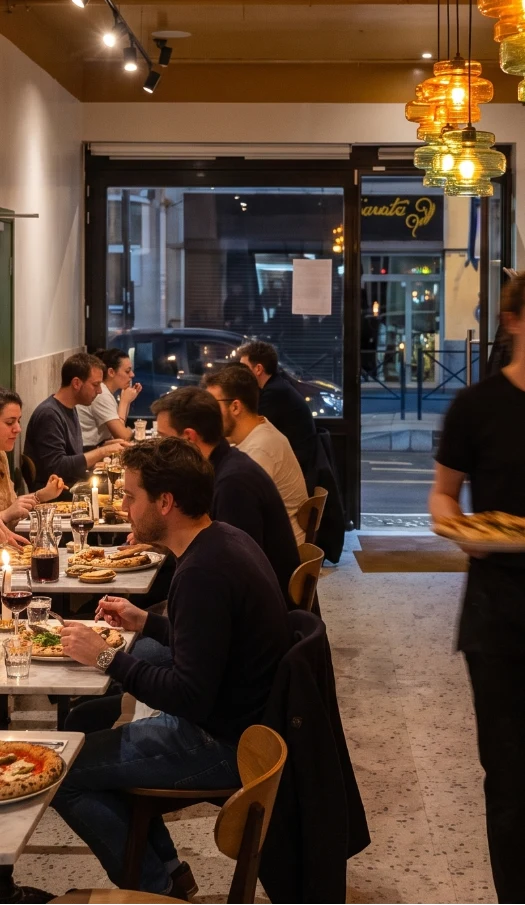 La salle de Marianna un soir de service, tables pleines sous les lampes ambrées