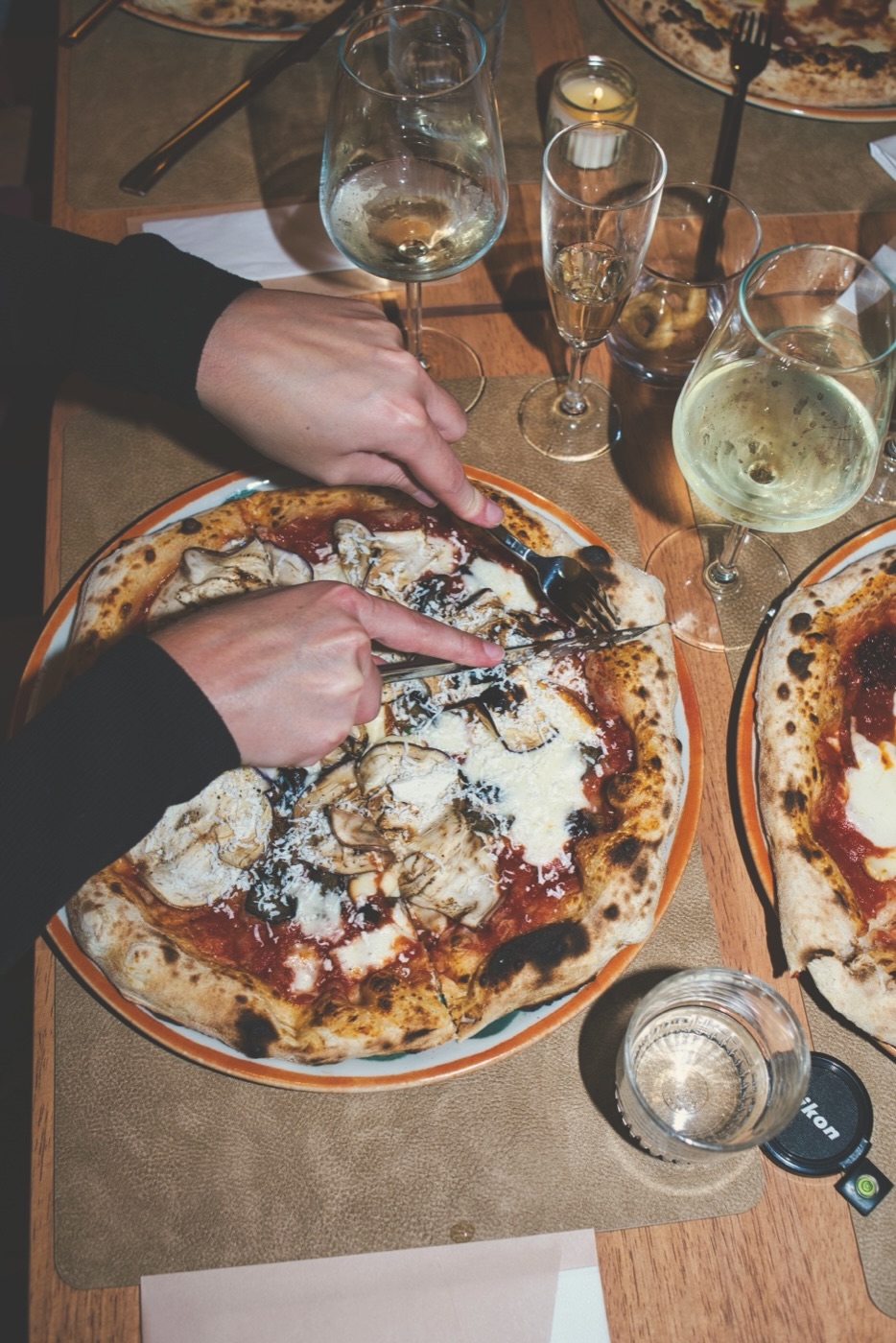 Une pizza de Marianna, tout juste découpée