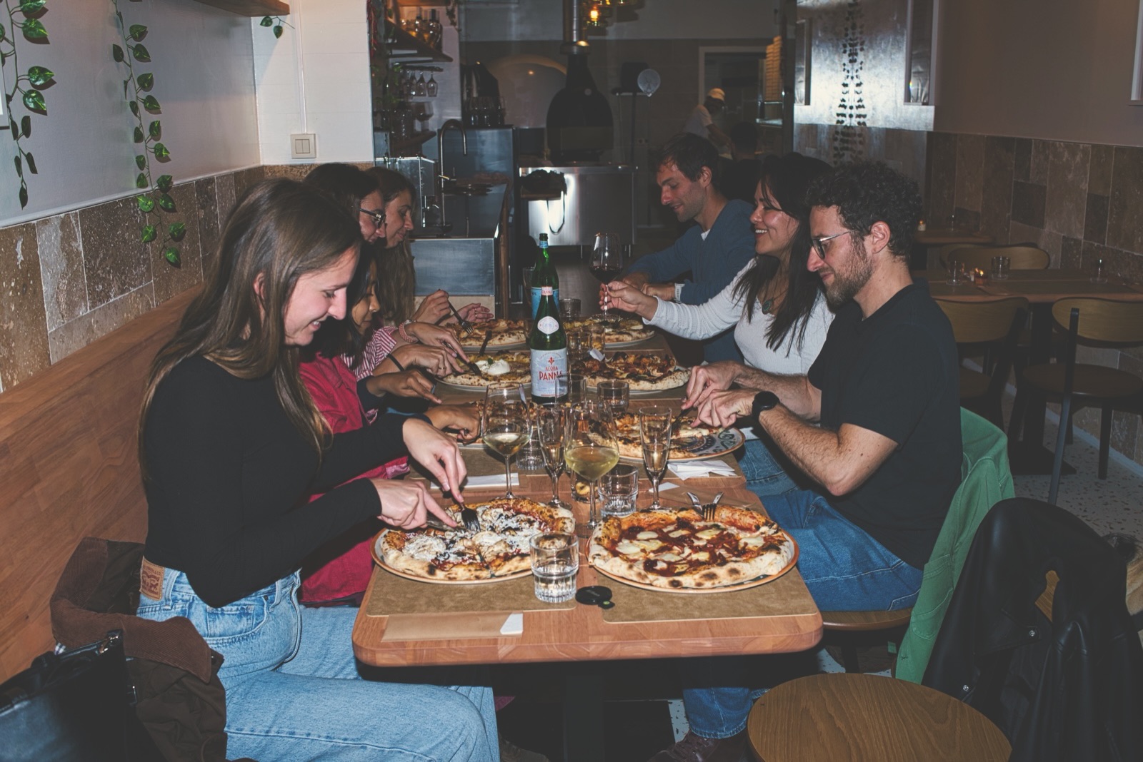 Une tablée qui partage des pizzas un soir de service chez Marianna